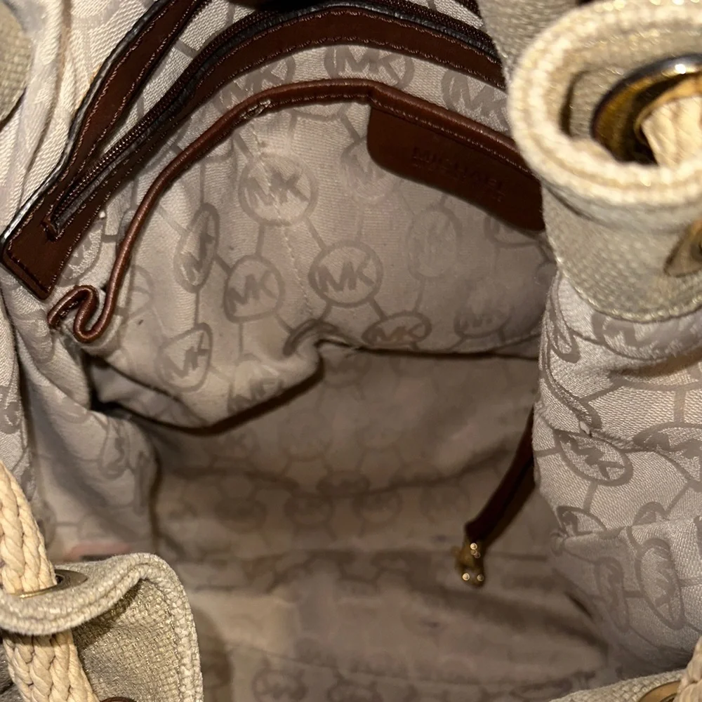Elegant gold, Michael Kors’s Shoulder Bag